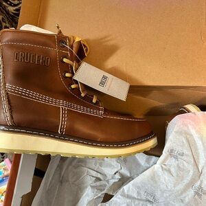 Mens Tan leather work boot. Great gift for the holidays! 🎁🎄